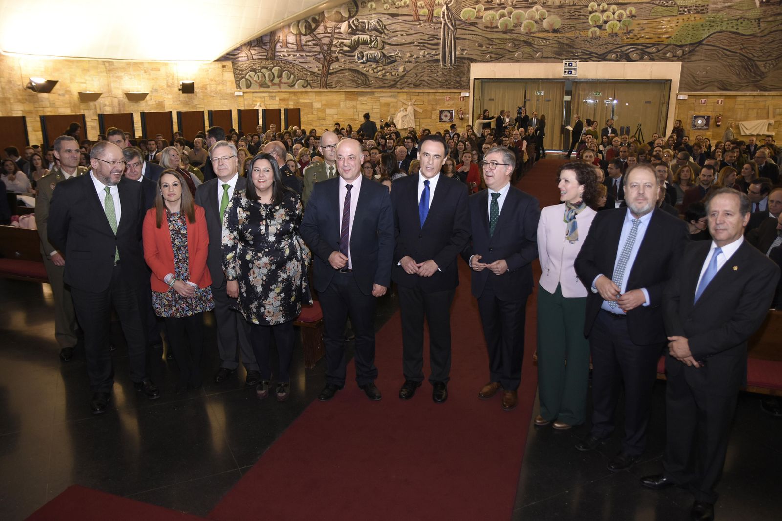 Inicio del acto, con los premiados.