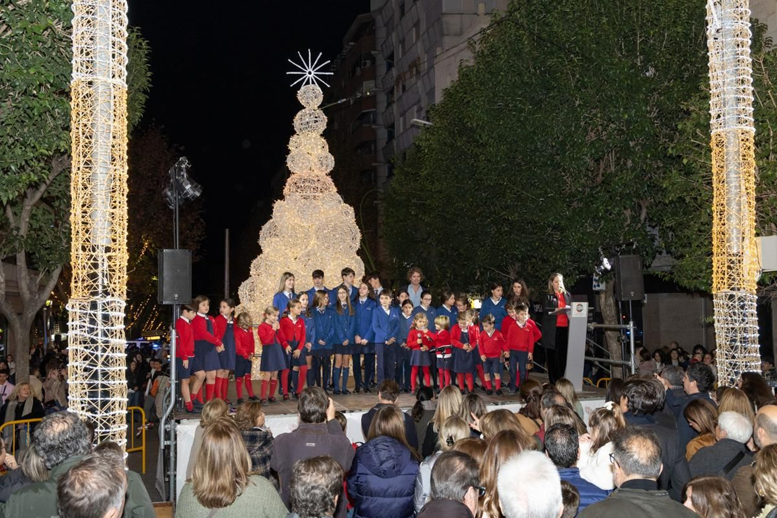 Jaén enciende su Navidad con sus habitantes echados a la calle