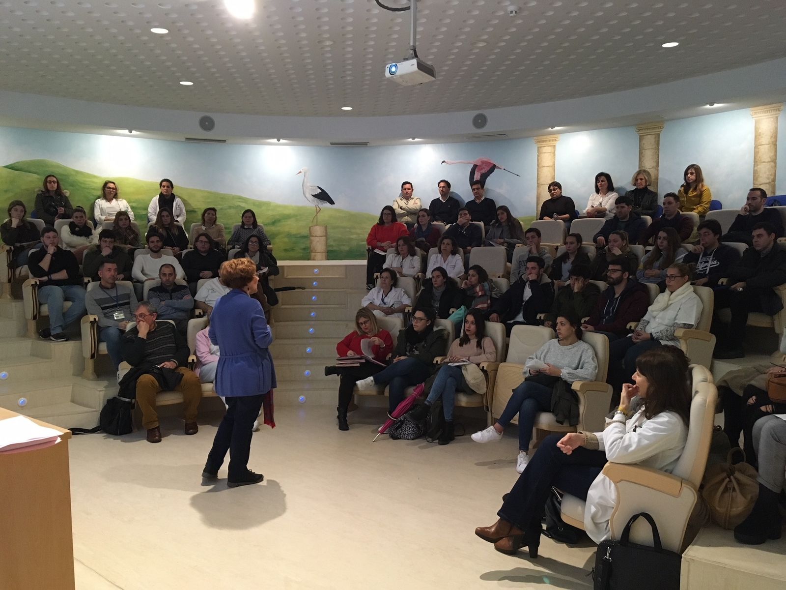 Los estudiantes, en el salón del hospital, durante el acto de acogida.