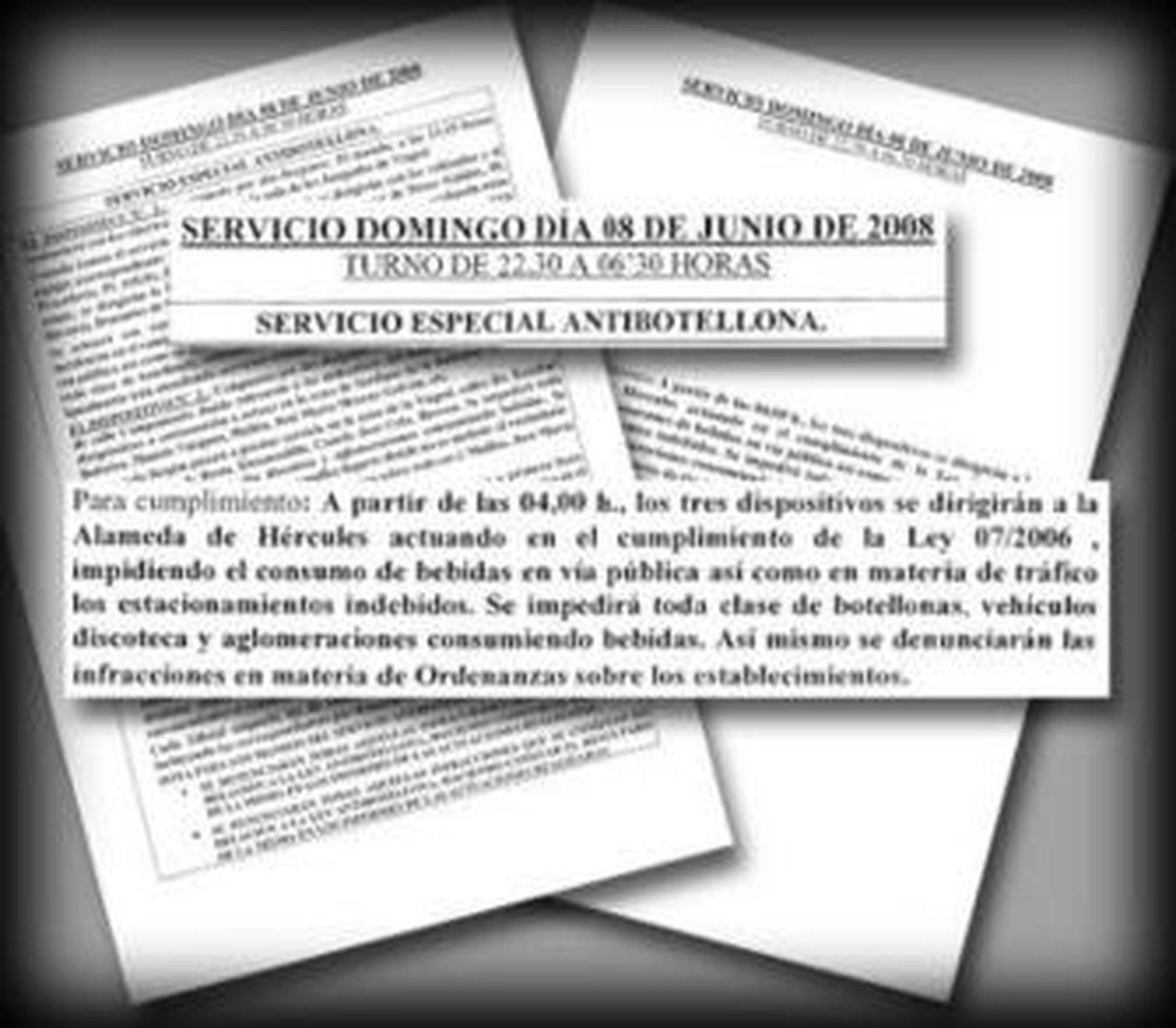Dos policías locales impiden a dos jóvenes hacer una 'botellona' en la Alameda, en una imagen reciente.