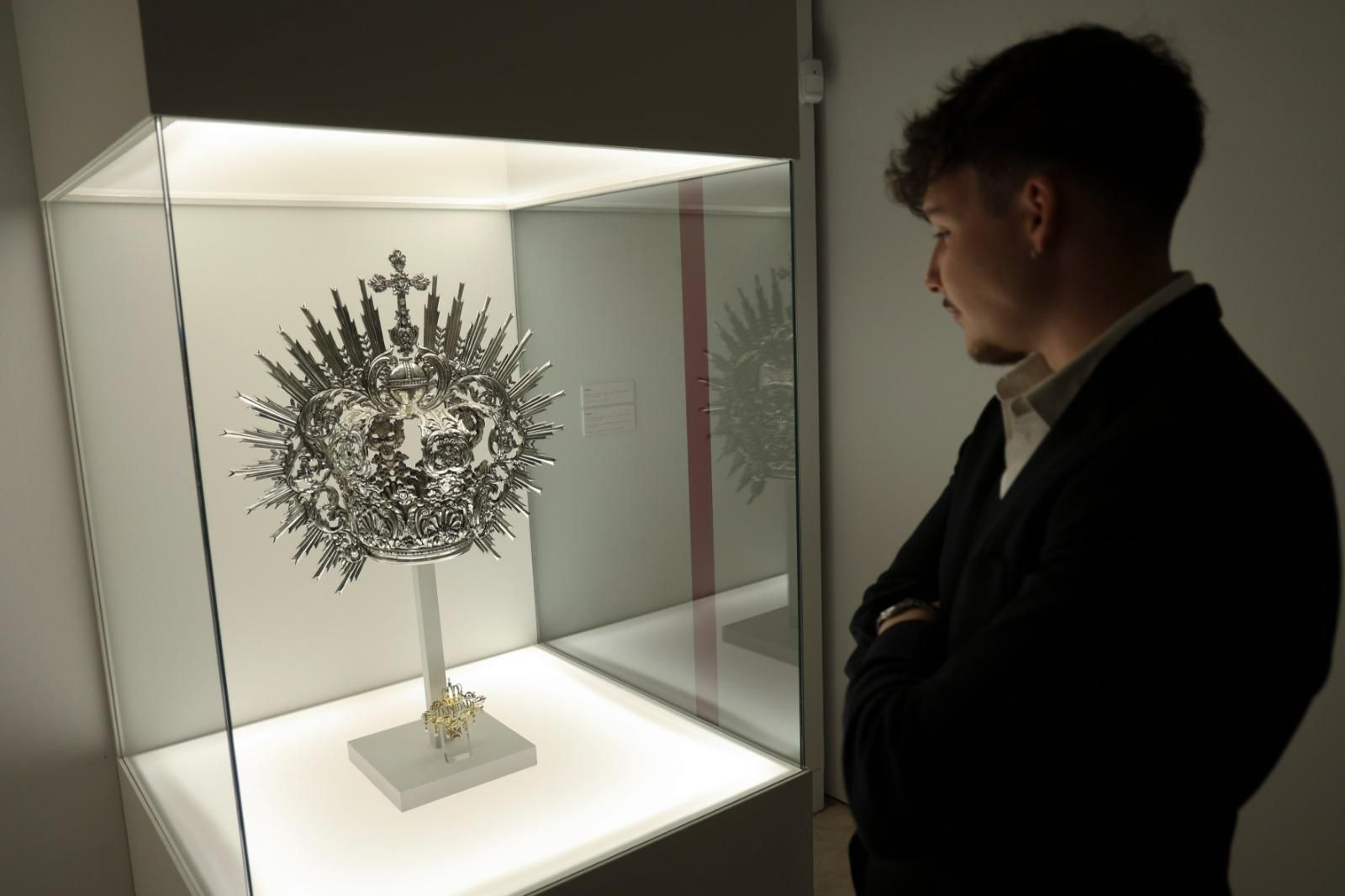 La exposición 'Vestida de Sol' del Cautivo en el Museo de Málaga, en imágenes
