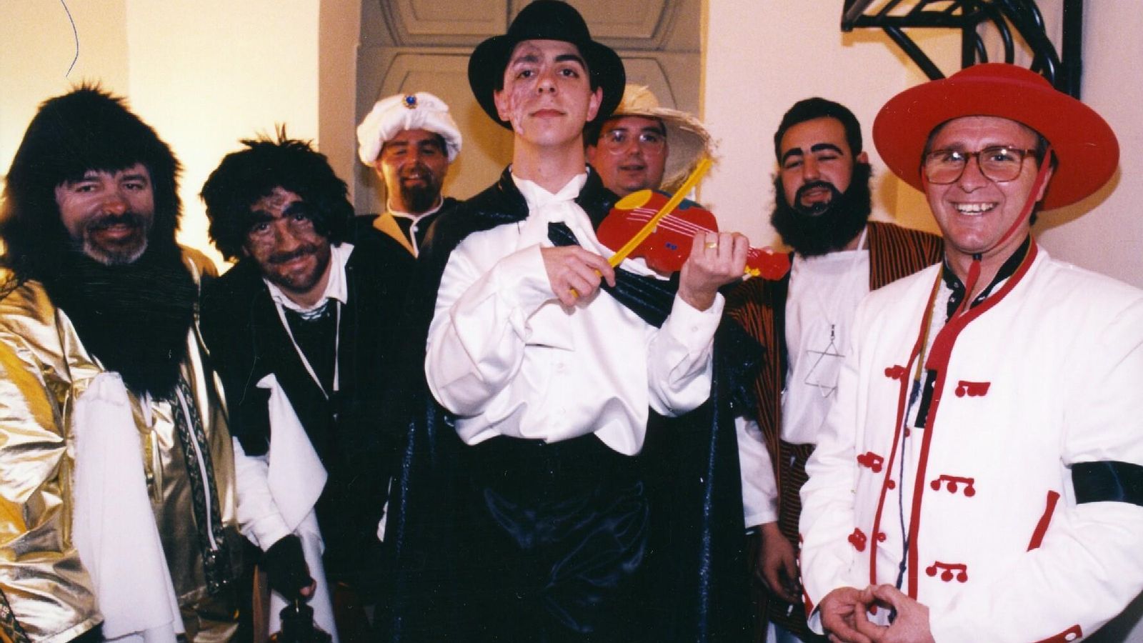 Chirigota 'Antología fúnebre del Puerto, ¿quiere una gamba, picha?', de 1995. Chirigota 'Antología fúnebre del Puerto, ¿quiere una gamba, picha?', de 1995.