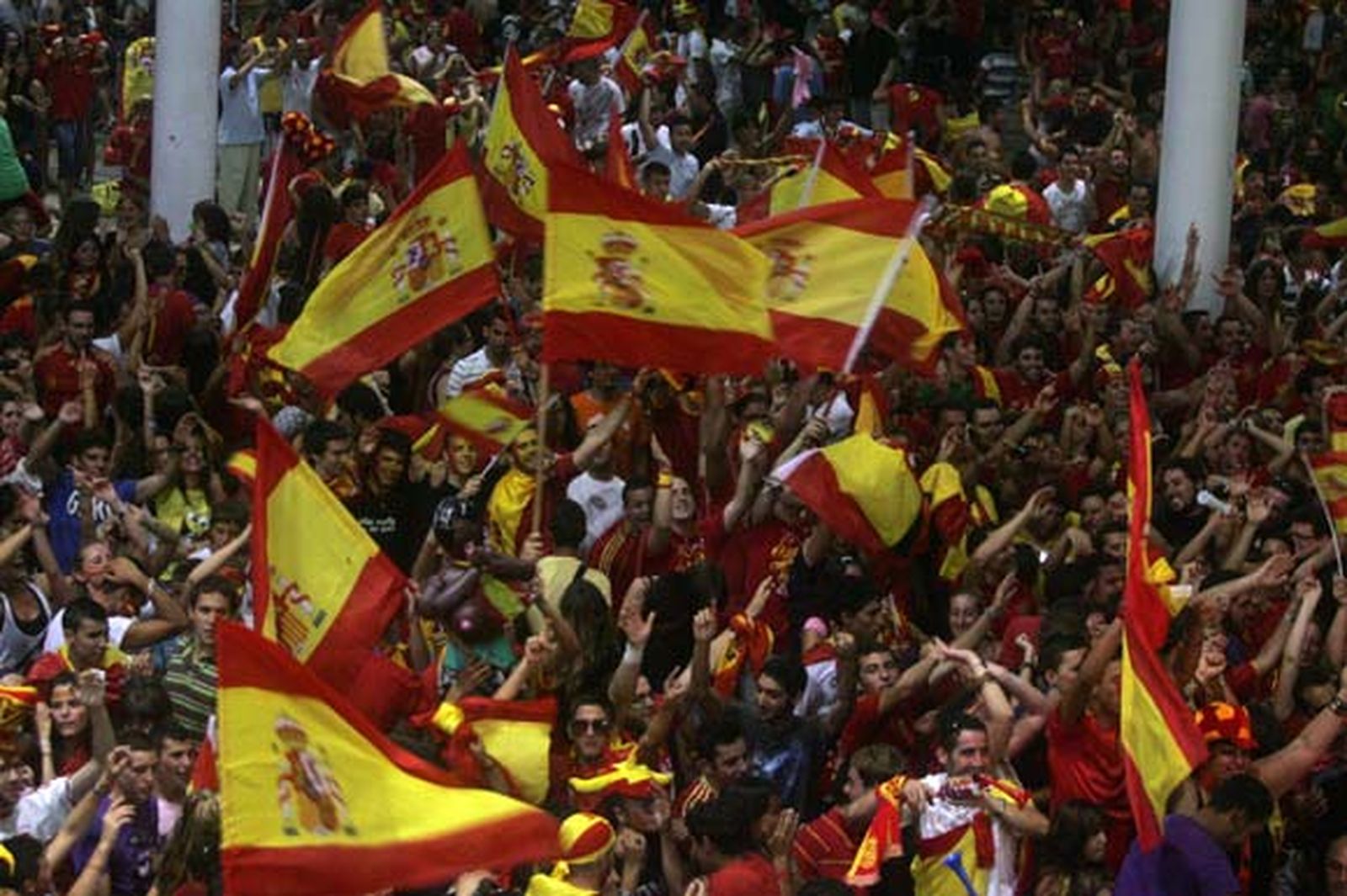 Todos los aficionados salieron a la calle a celebrar la victoria del Mundial vestidos con los colores de la selección

Foto: J.M. Quinones