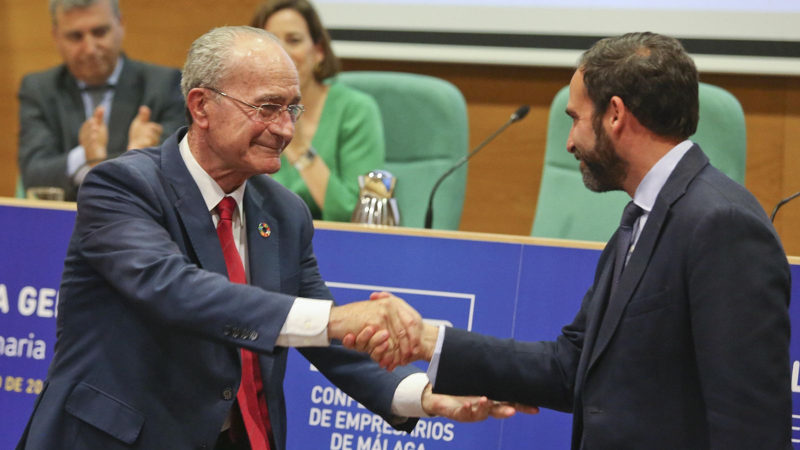 Saludo de Francisco de la Torre y Daniel Pérez en un acto de la CEM.