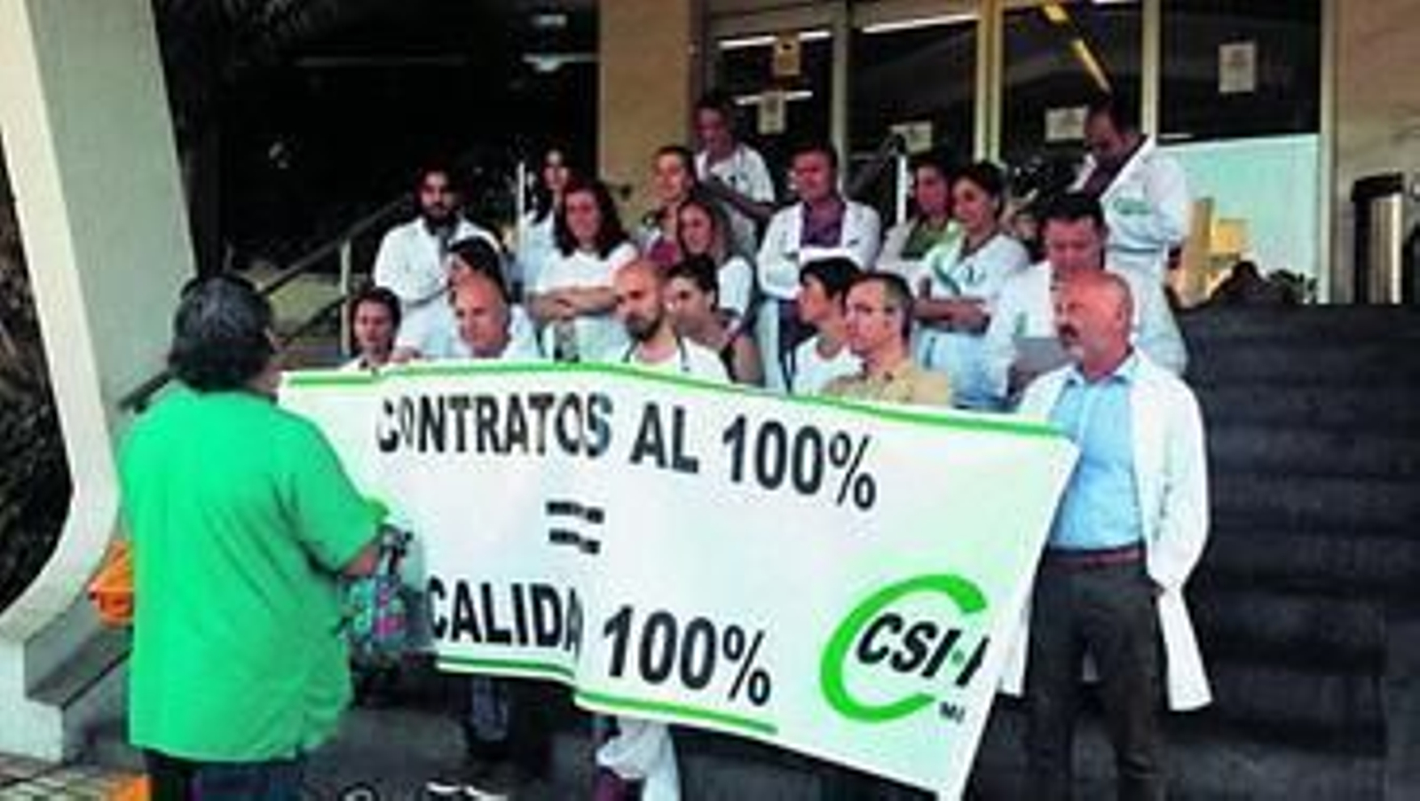 Profesionales de Urgencias del Hospital Regional, concentrados ante la puerta del centro sanitario.