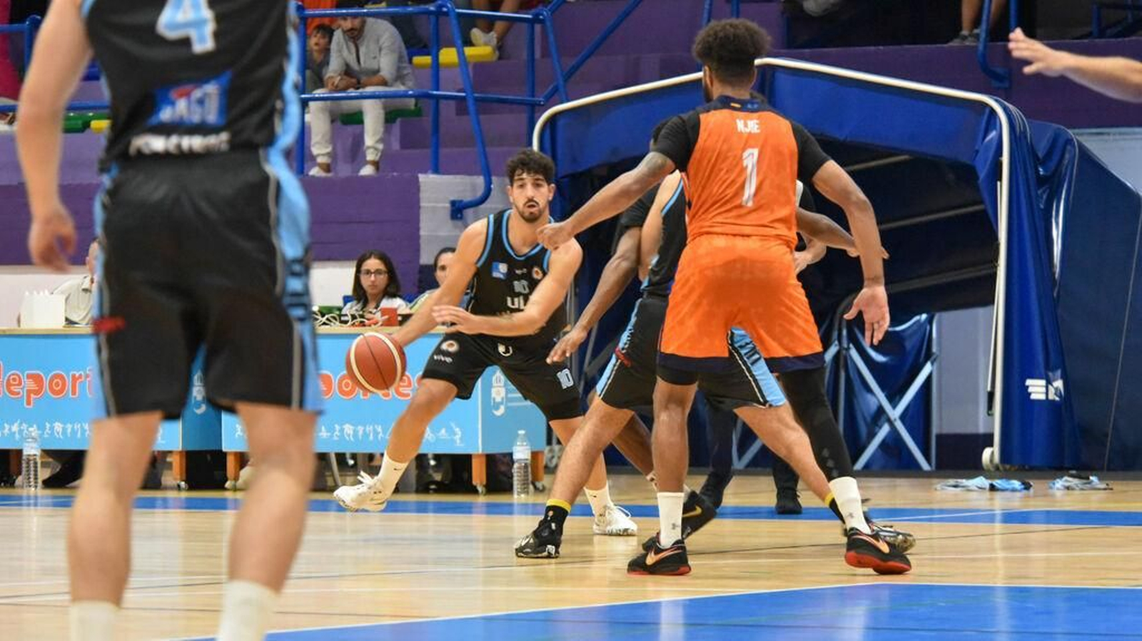 Juanmi López, que fuerza para reaparecer, durante un partido