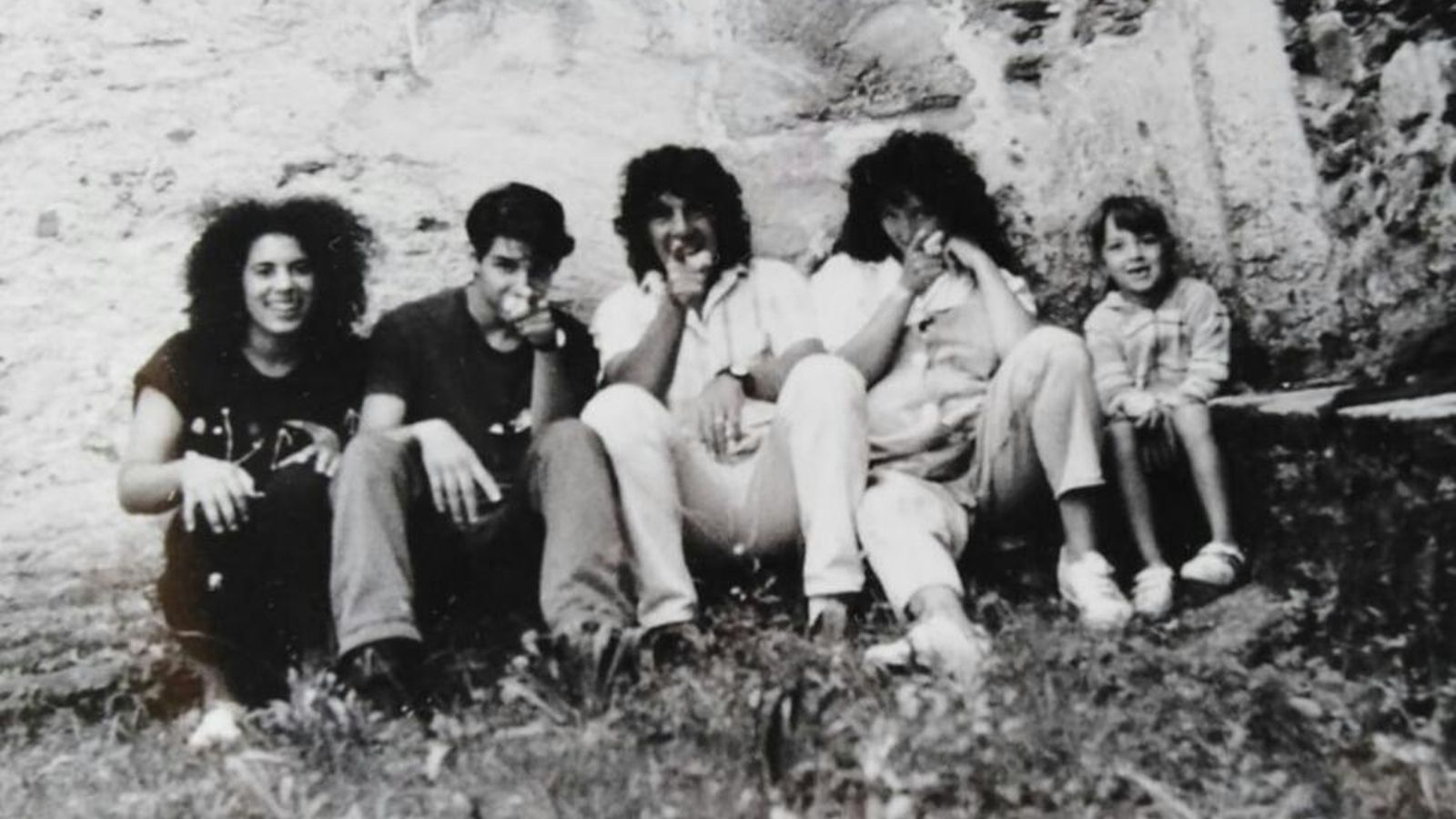 Una fotografía tomada en Caprezzo, Italia, en 1992, de Cuadrelli con sus hijos. Nahuel, el último, está en la barriga de Maite.