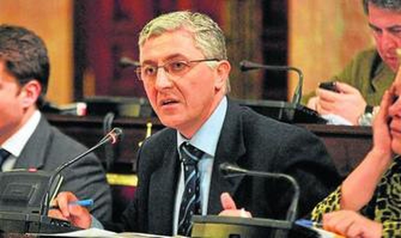 El delegado de Urbanismo, Maximiliano Vílchez, en el Pleno de ayer.