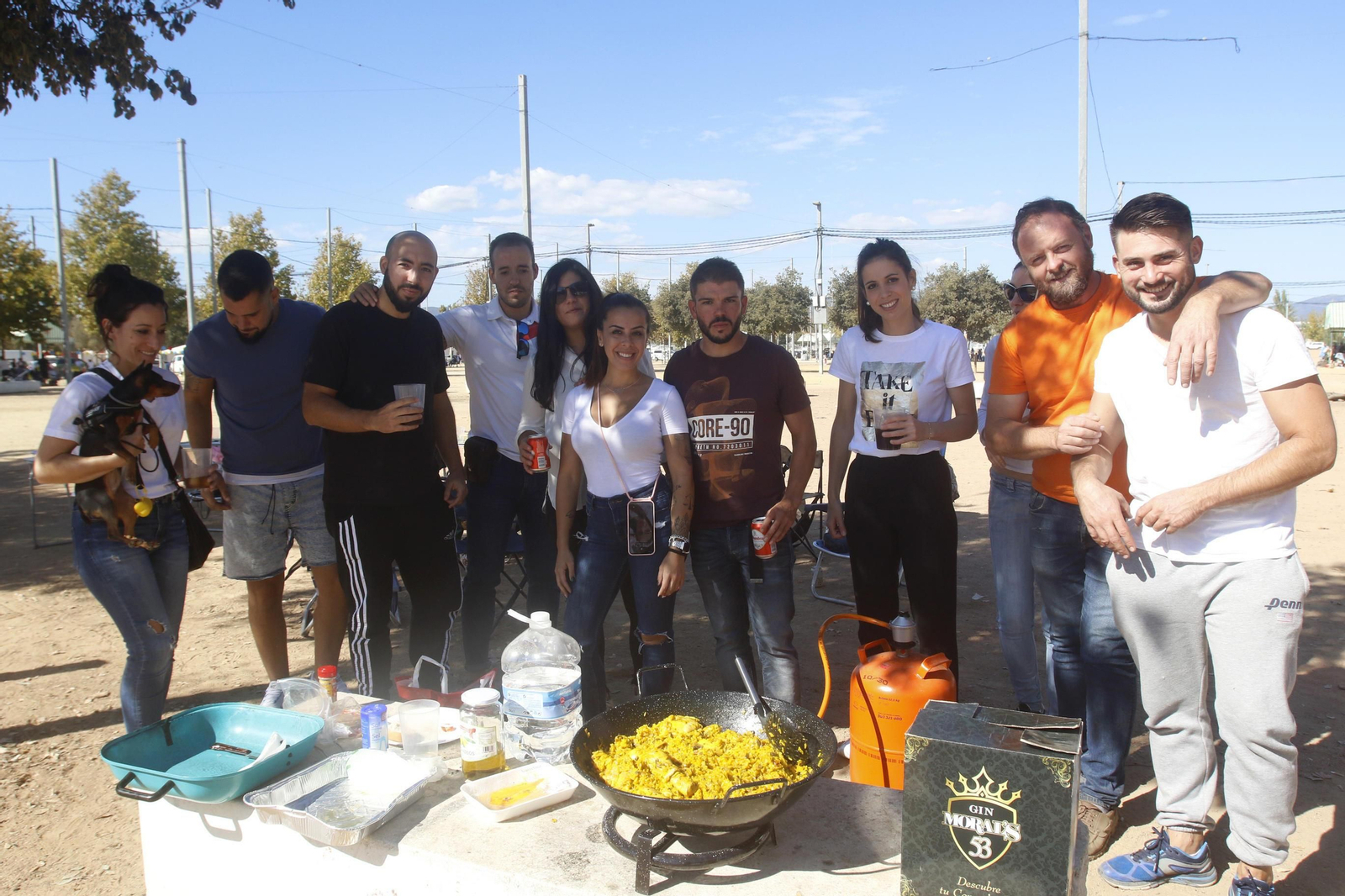 Uno de los grupos que se han dado cita en El Arenal con un perol recién hecho.