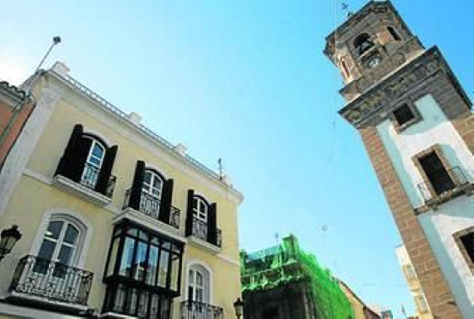 El edificio, que ocupa el número 12 de la plaza, data de finales del siglo XIX. De estilo ecléctico histórico.