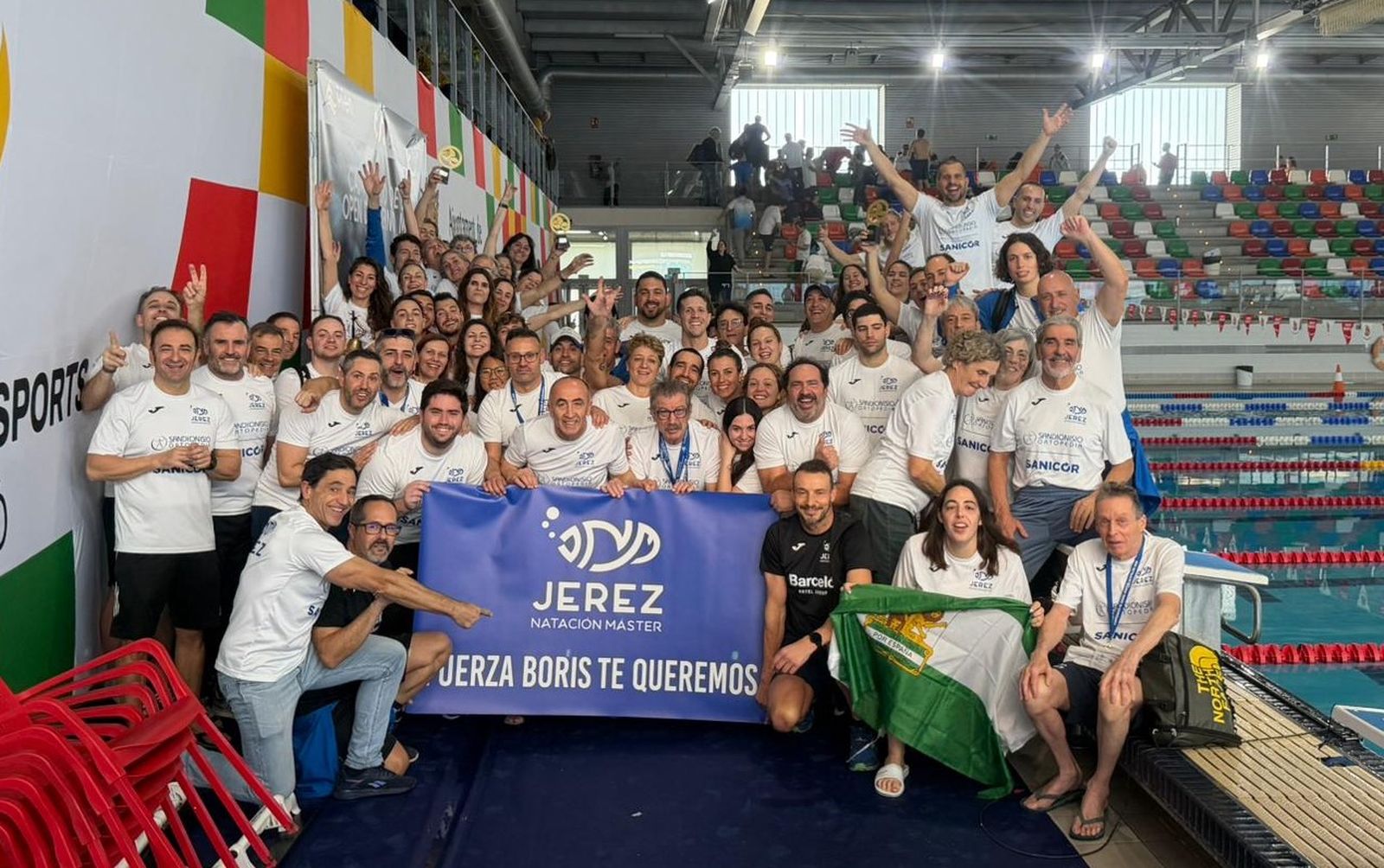 El Jerez Natación Master celebra el título en Castellón, con dedicatoria especial a Boris Pallarés.