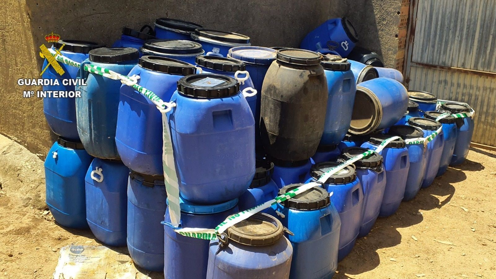 Inmovilizados en una nave en Niebla 2.000 litros de aceite usado recogido sin autorización.