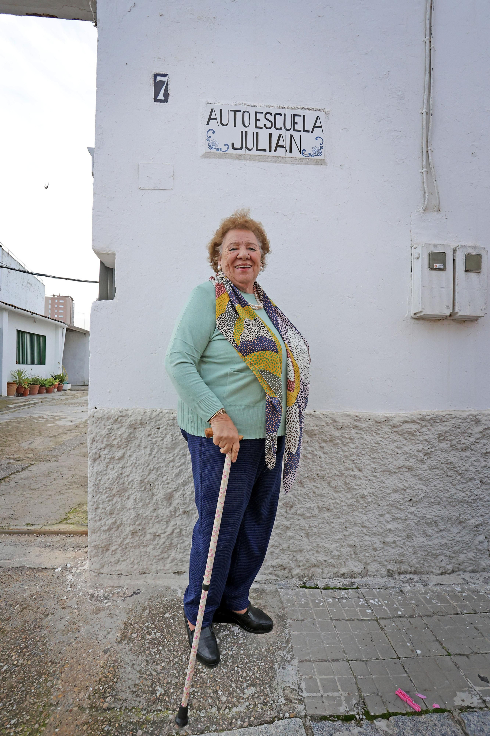Manuela Martínez posa en la fachada de  Autoescuela Julián.