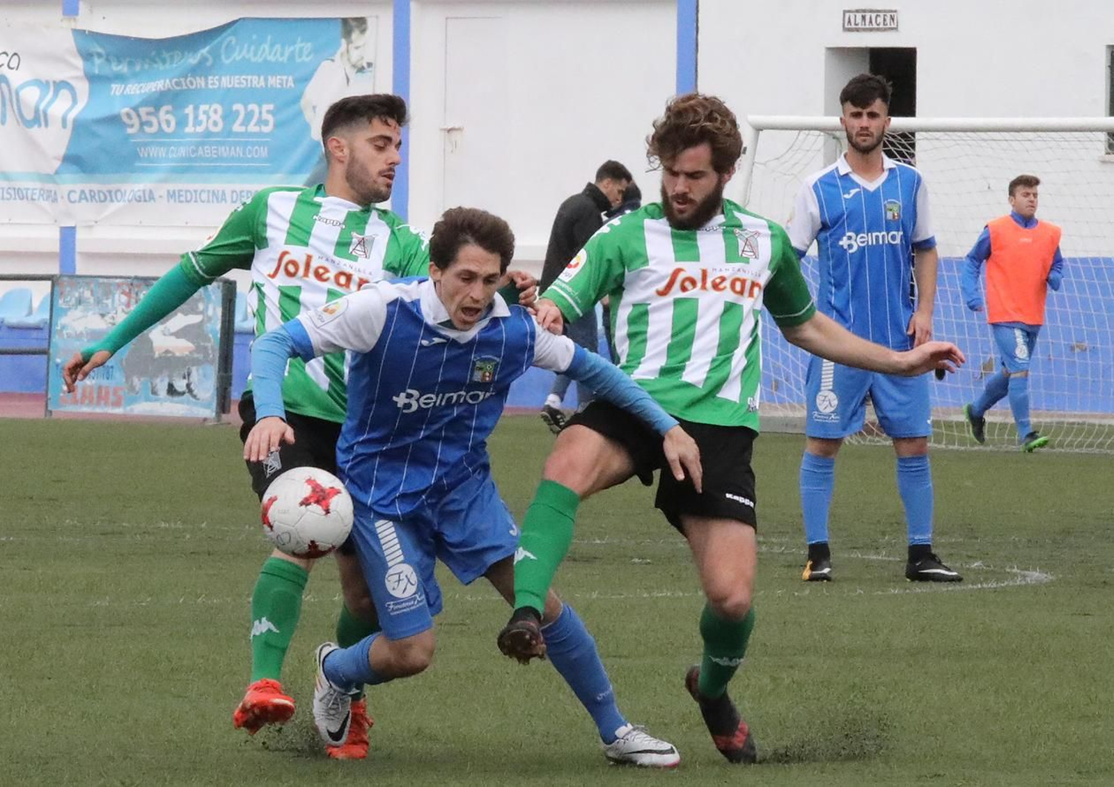 Piñero, que reaparecía ayer, cae ante la entrada de Alberto García y el acoso de Óscar Oliva.