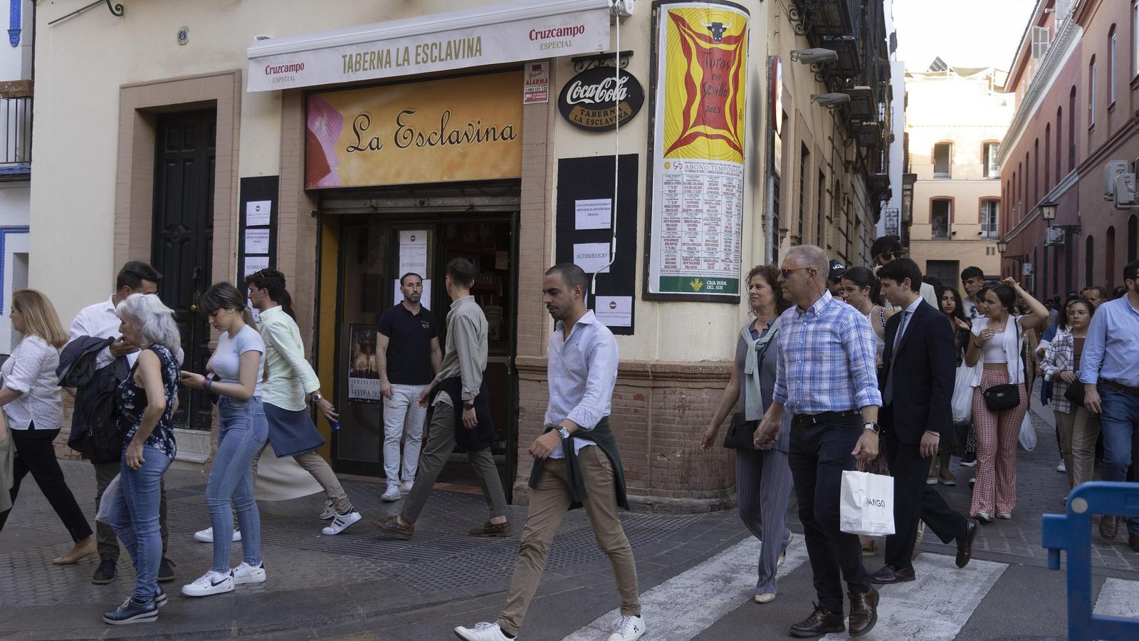 La taberna La Esclavina echando el cierre por la tarde.
