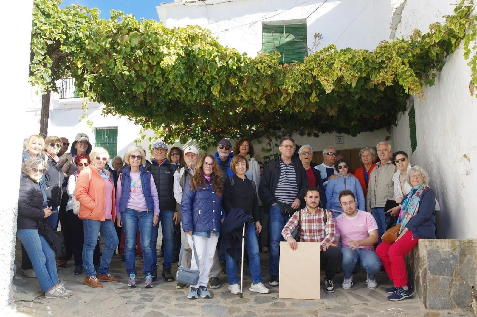 Amigos de la Alcazaba durante su visita a Ohanes.