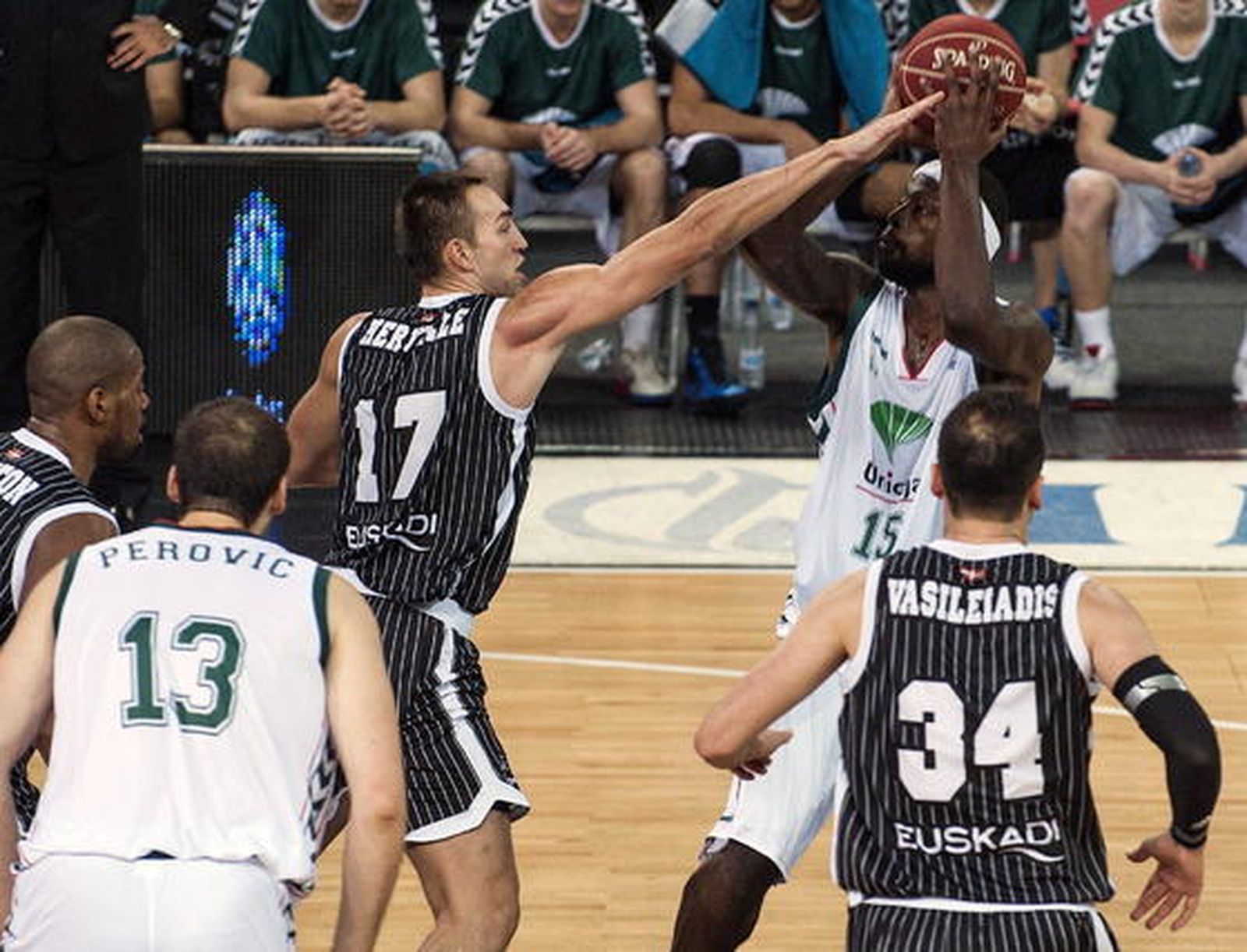 Ante un equipo de nivel similar y con cualidades parecidas como el Gescrap, el Unicaja ve cortada su racha de victorias y evidencia sus carencias ocultadas en esta secuencia triunfal previa.

Foto: EFE