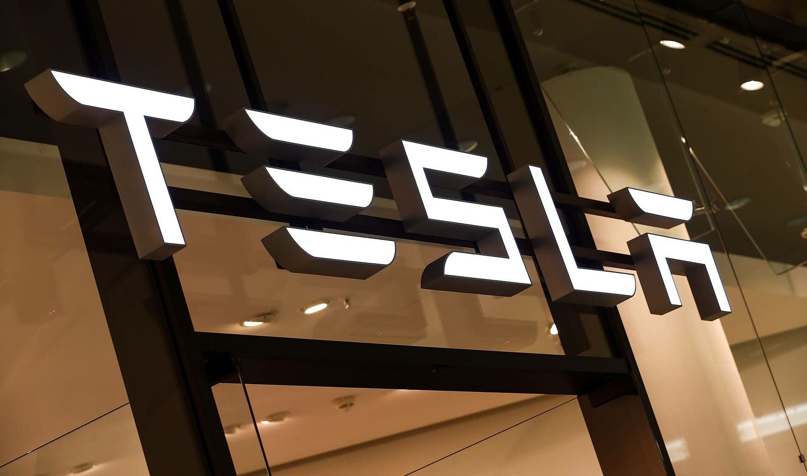 Tesla reduce sus pérdidas en 2019 y sus acciones se disparan en la Bolsa