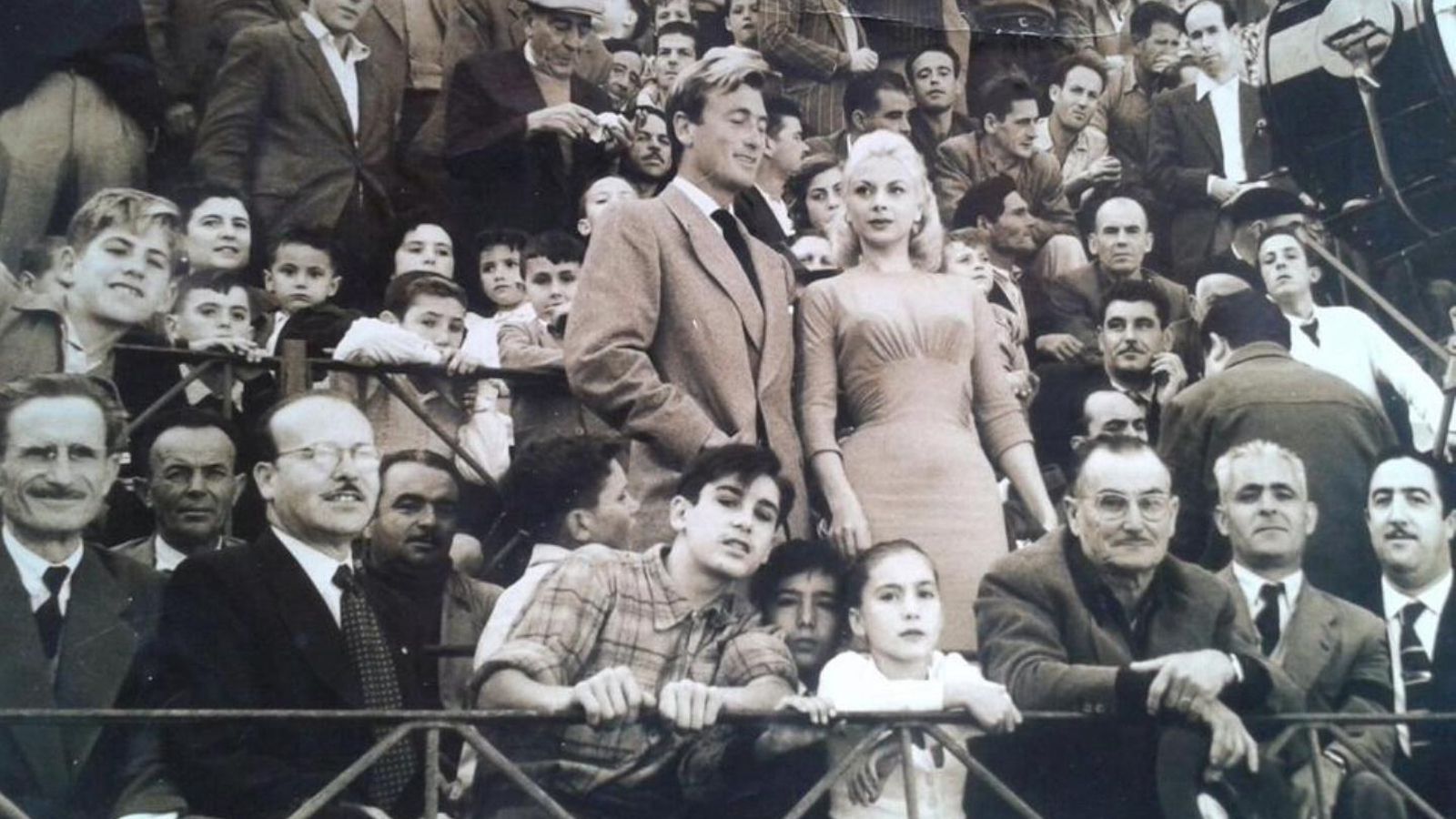 La actriz Sylvana Mangano, de origen italiano y afincada en España, en la plaza linense. Años 50.