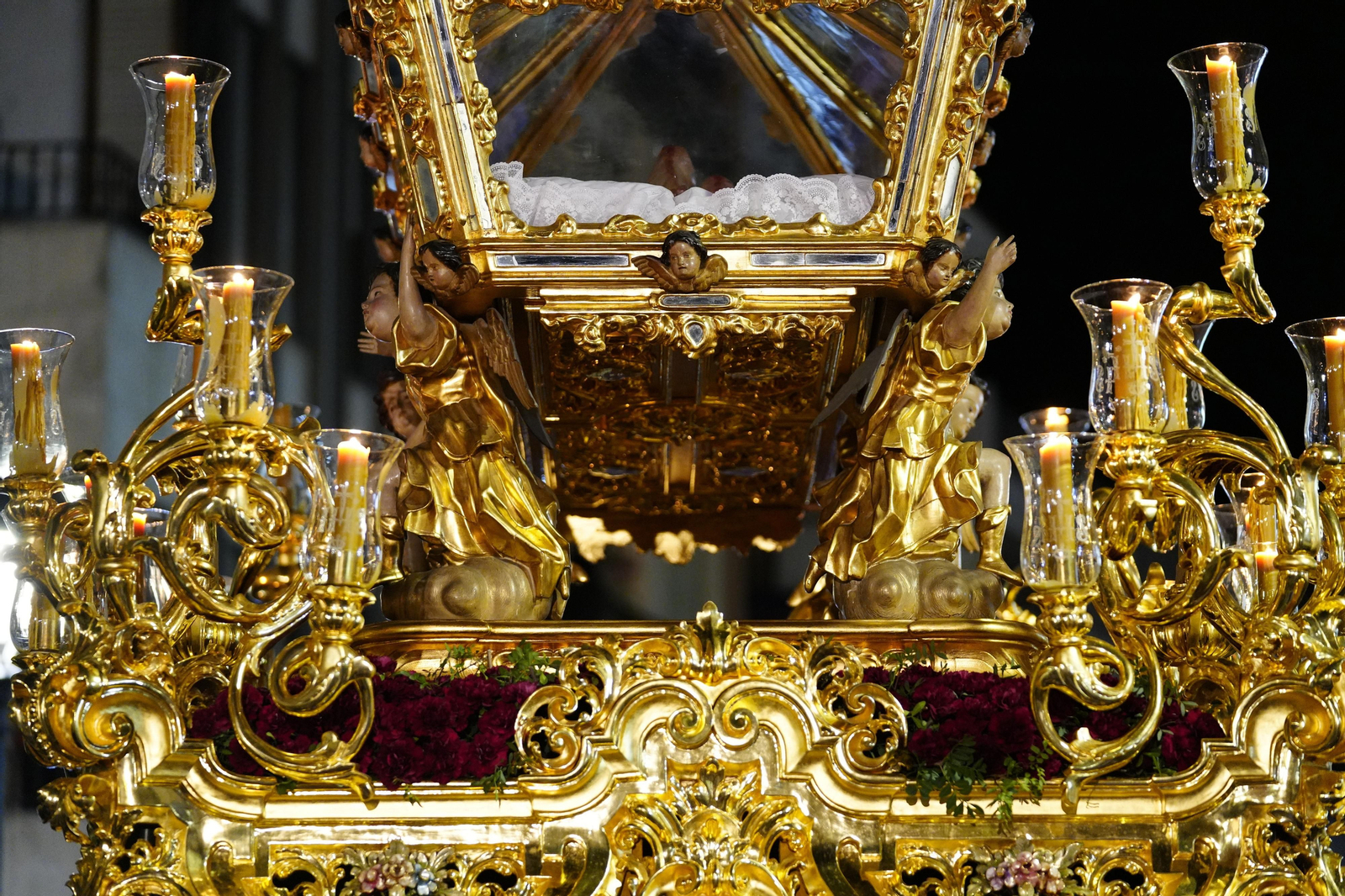 Viernes Santo en Lucena: Emoción ante el paso del Santo Entierro Viernes Santo en Lucena: Emoción ante el paso del Santo Entierro