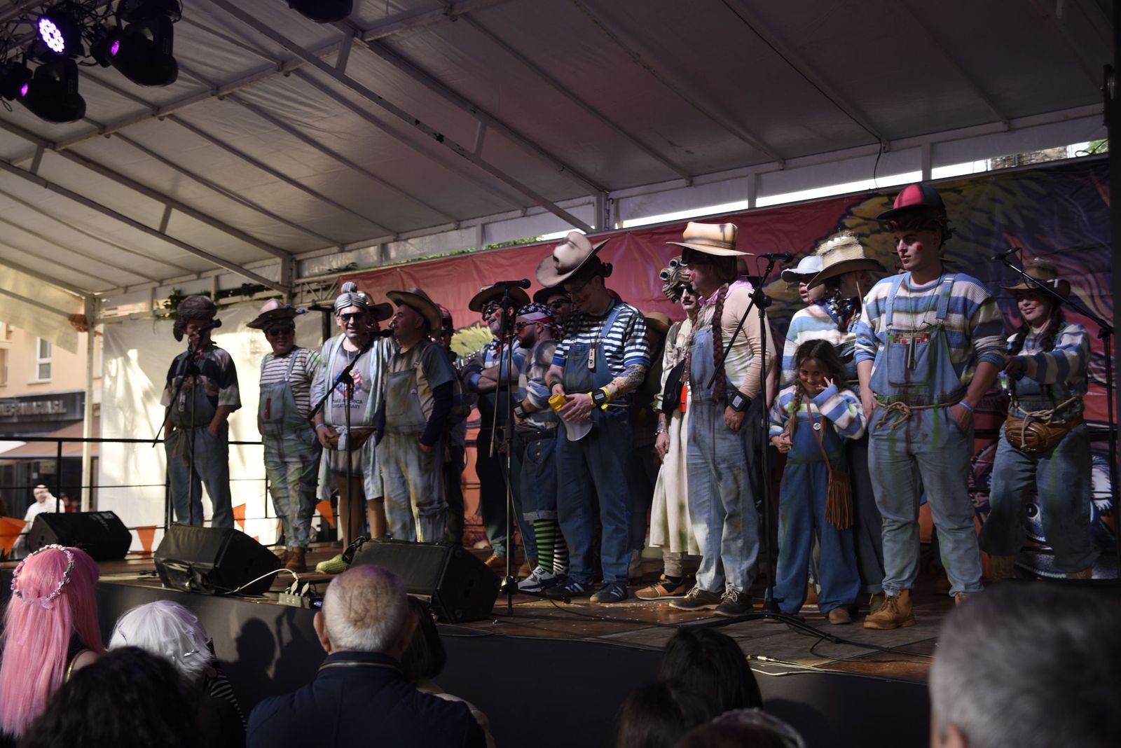 Búscate en las fotos de la fiesta en la calle del sábado en el Carnaval de la Concha Fina de La Línea