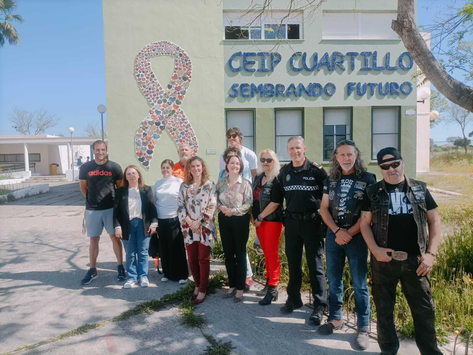 Responsables municipales y del CEIP Cuartillo junto a los encargados de impartir el programa de educación vial.