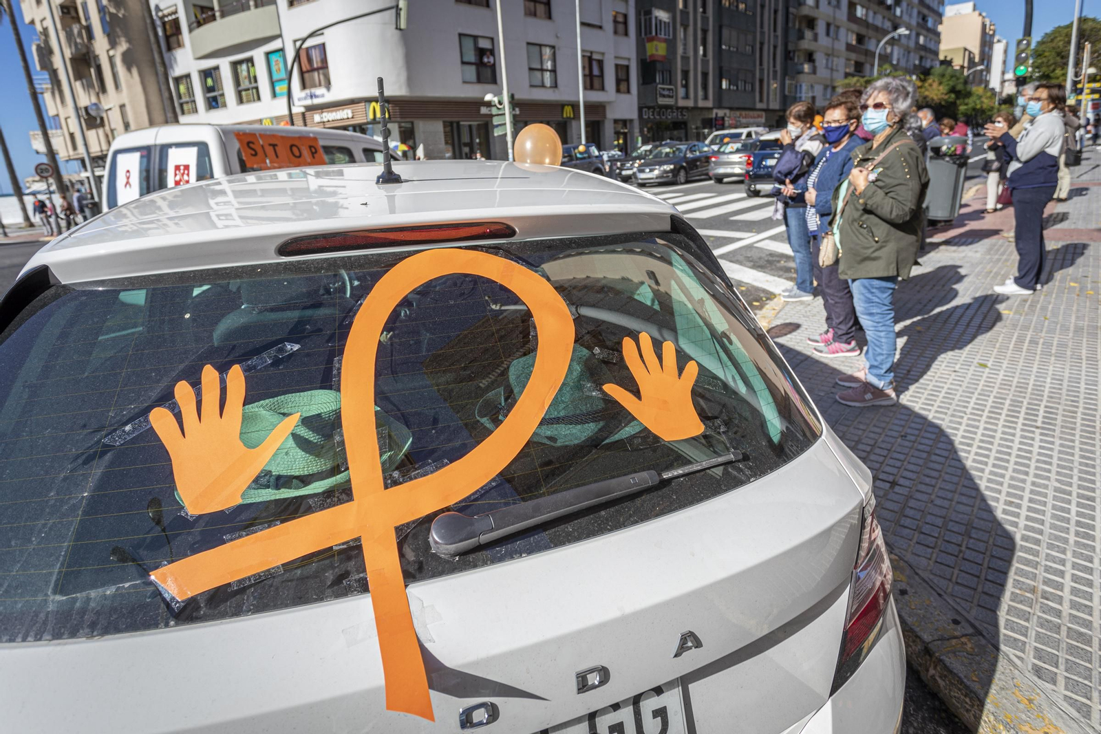 Imágenes de la caravana de coches en Cádiz contra la Ley Celaá