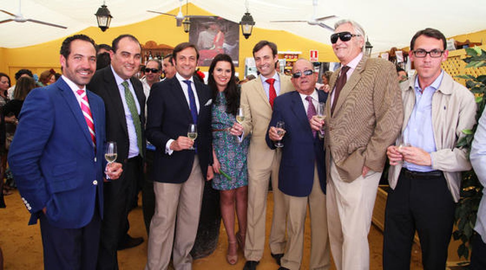 Gónzalo Osborne, de la asistencia técnica Puente de Cádiz; David Fernández, director de Diario de Jerez; Joaquín Osborne, consejero de la consultora técnica Osborne; Marisa López, comercial de este medio; Álvaro Osborne, consejero de Gesteco; Álvaro Osborne Tosar, presidente del grupo Osborne; Leopoldo Jiménez, presidente de la Distribuidora De 1 a 5 Estrellas y Francisco Peña, abogado.

Foto: Vanesa Lobo