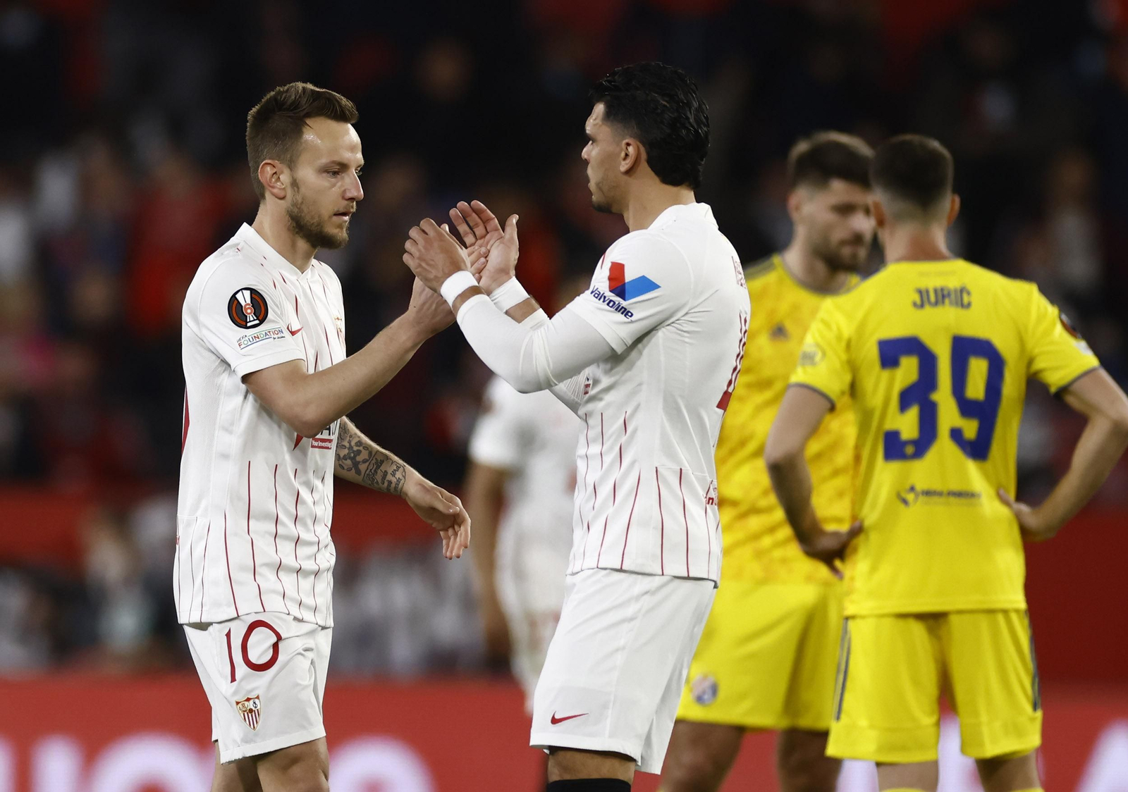 Rakitic saluda a Rekik durante el partido.