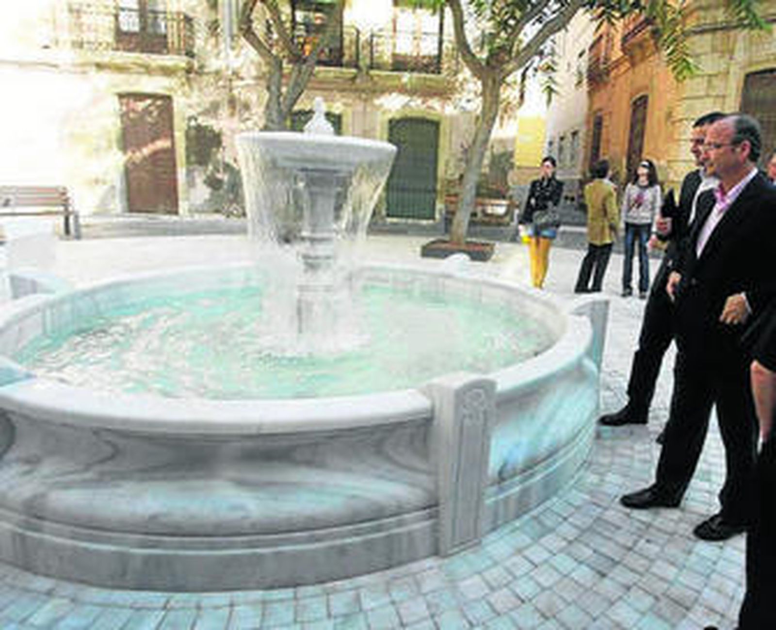 El alcalde visita la fuente tras su instalación.