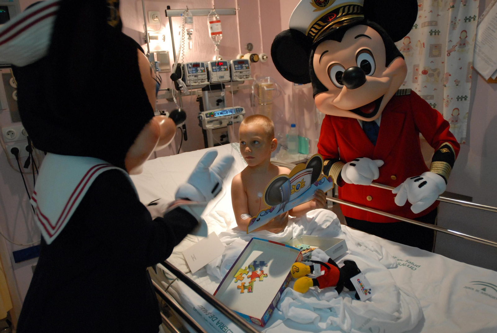 Imágentes de varios cruceros de Disney, a su paso por la Bahía de Cádiz