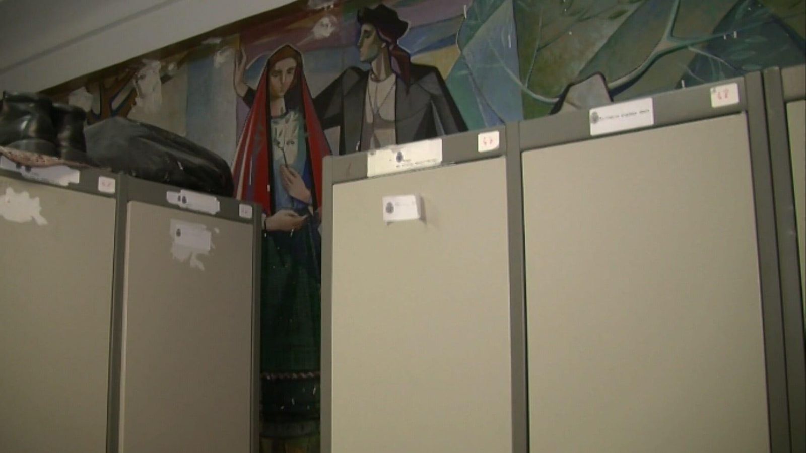 Imagen parcial de uno de los murales con chirris y pastiras.
