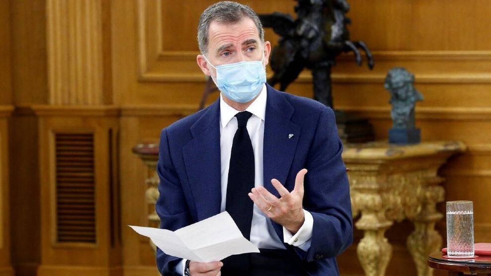 Felipe VI con el pin de la polémica