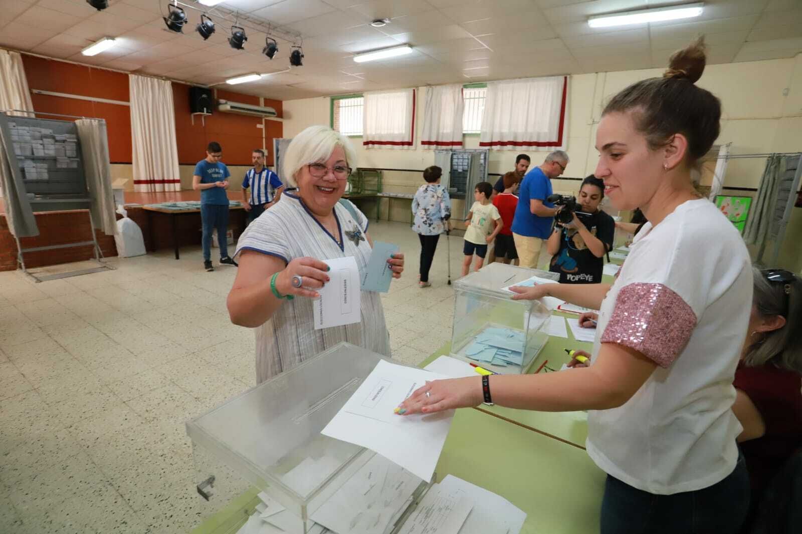 Mónica Rossi deposita su papeleta en la urna.