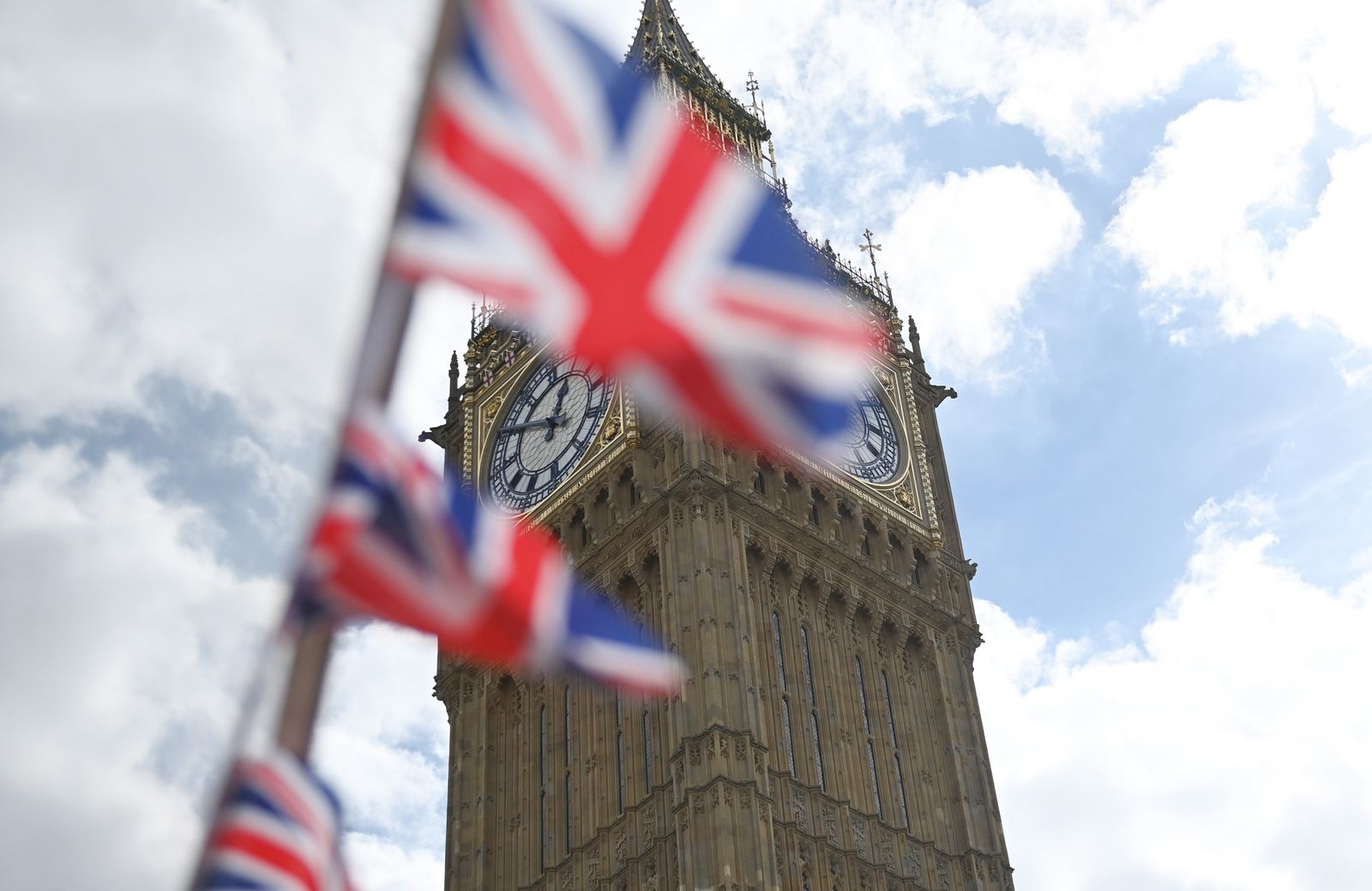 Banderas británicas cerca del Parlamento en Londres.