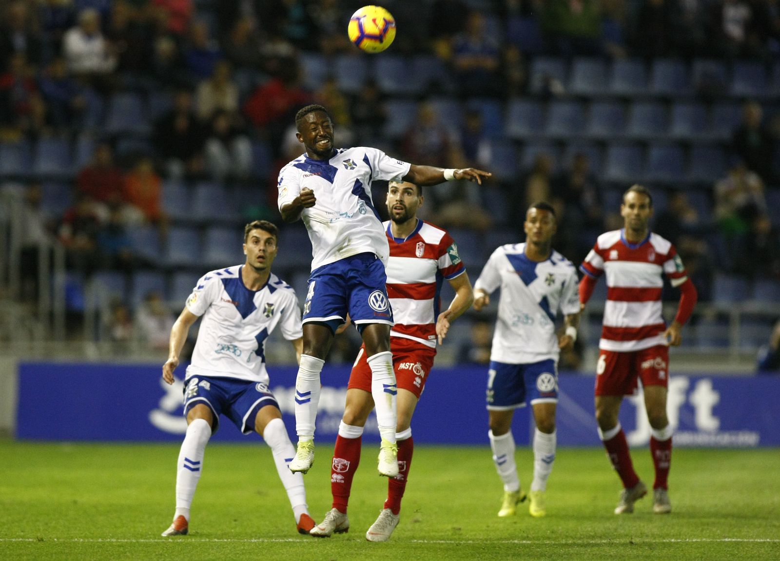 Camille salta de cabeza ante Puertas durante el Tenerife-Granada