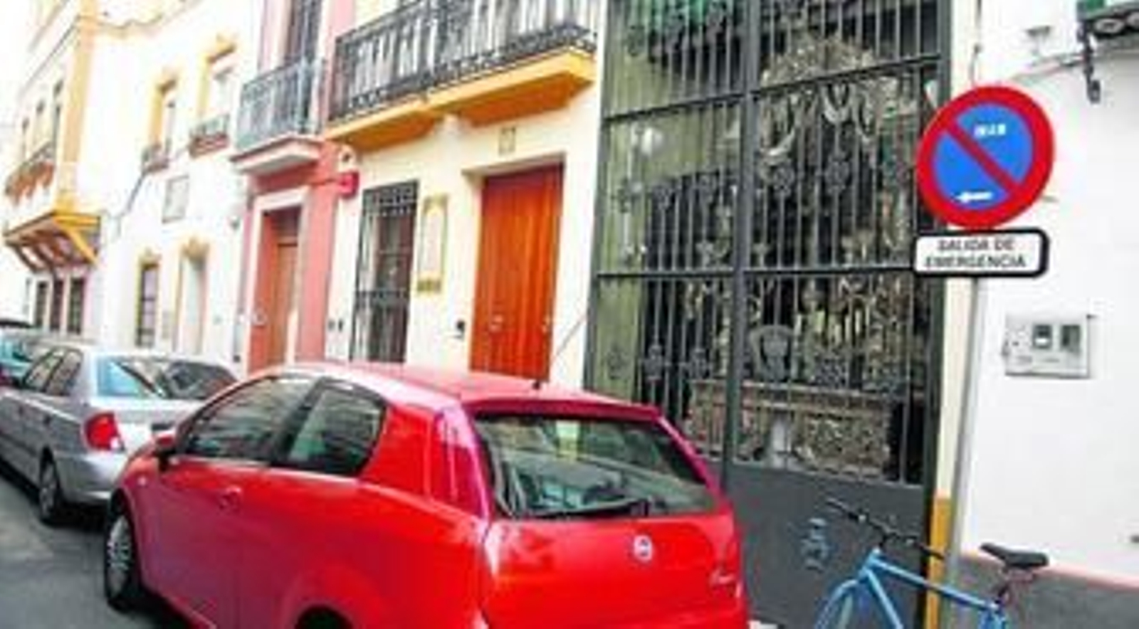 La señal de emergencias sólo sirve, según algunos vecinos, para garantizar el espacio en la calle para las fiestas rocieras.