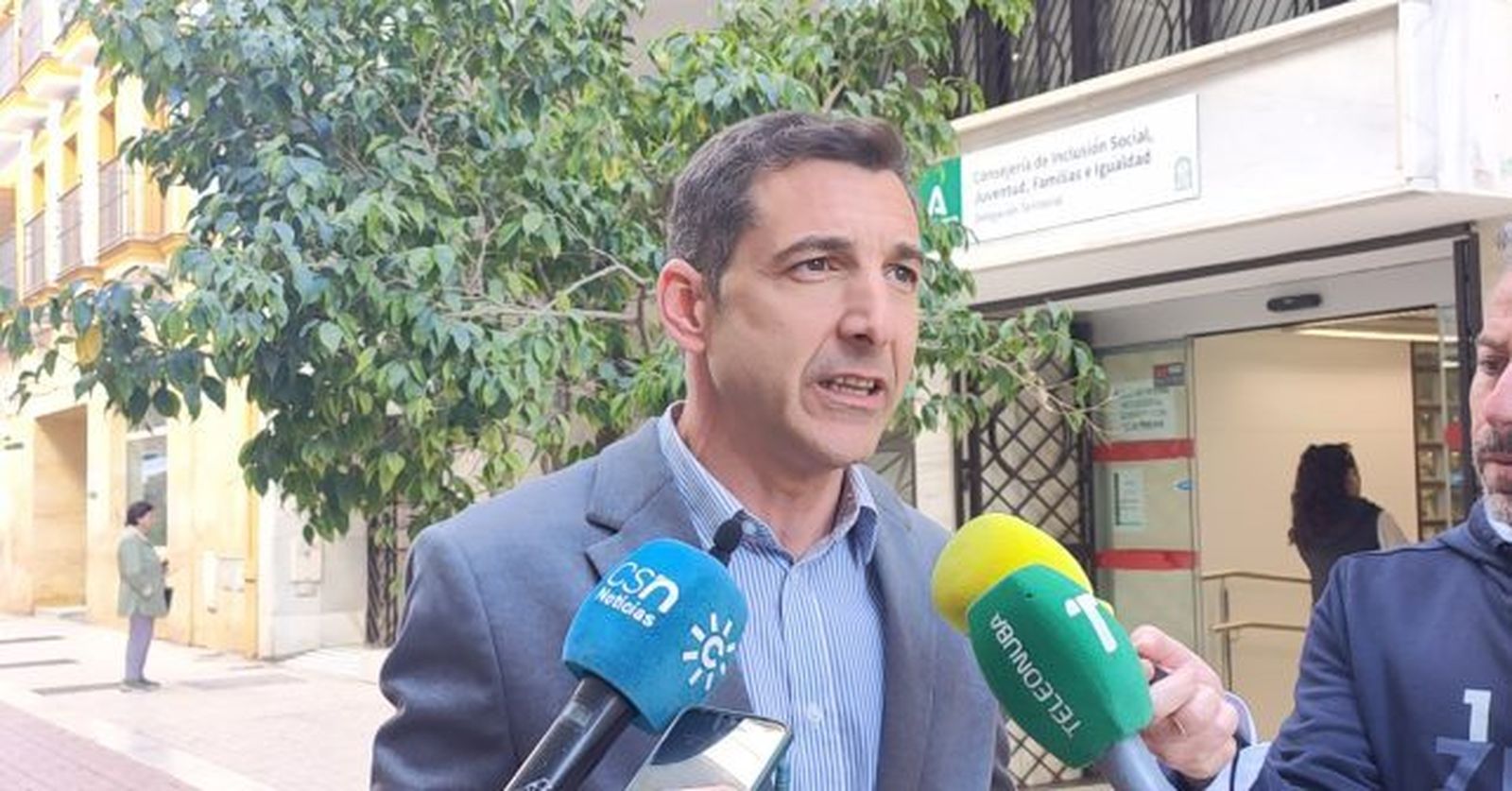 Jesús González, el senador socialista, atendiendo a los medios.