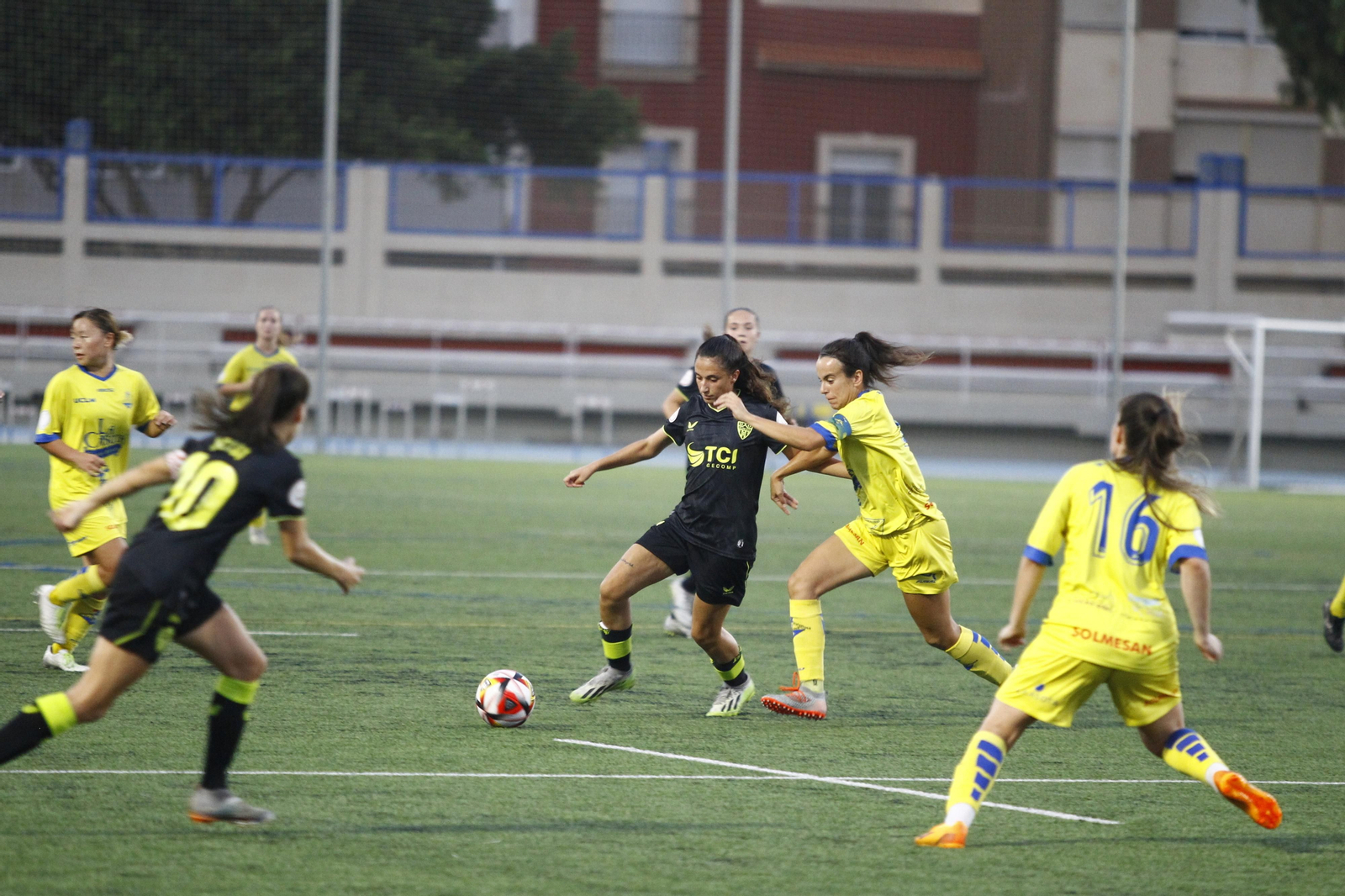 Una jugadora del conjunto almeriense sortea la entrada de una rival en un partido de este curso.