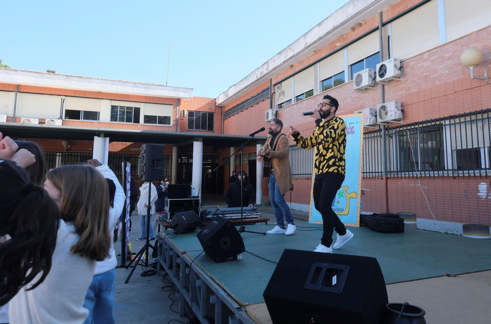 El concierto de Los Aslándticos en el colegio Pablo García Baena de Córdoba, en imágenes