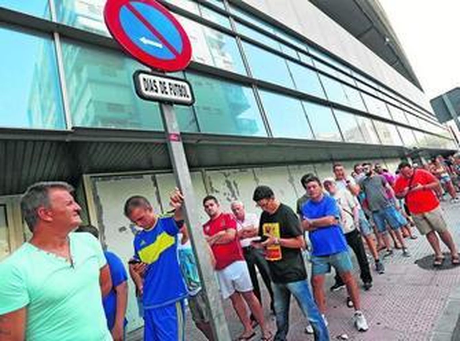 Primeras colas para renovar el abono ante la Tribuna del Ramón de Carranza.