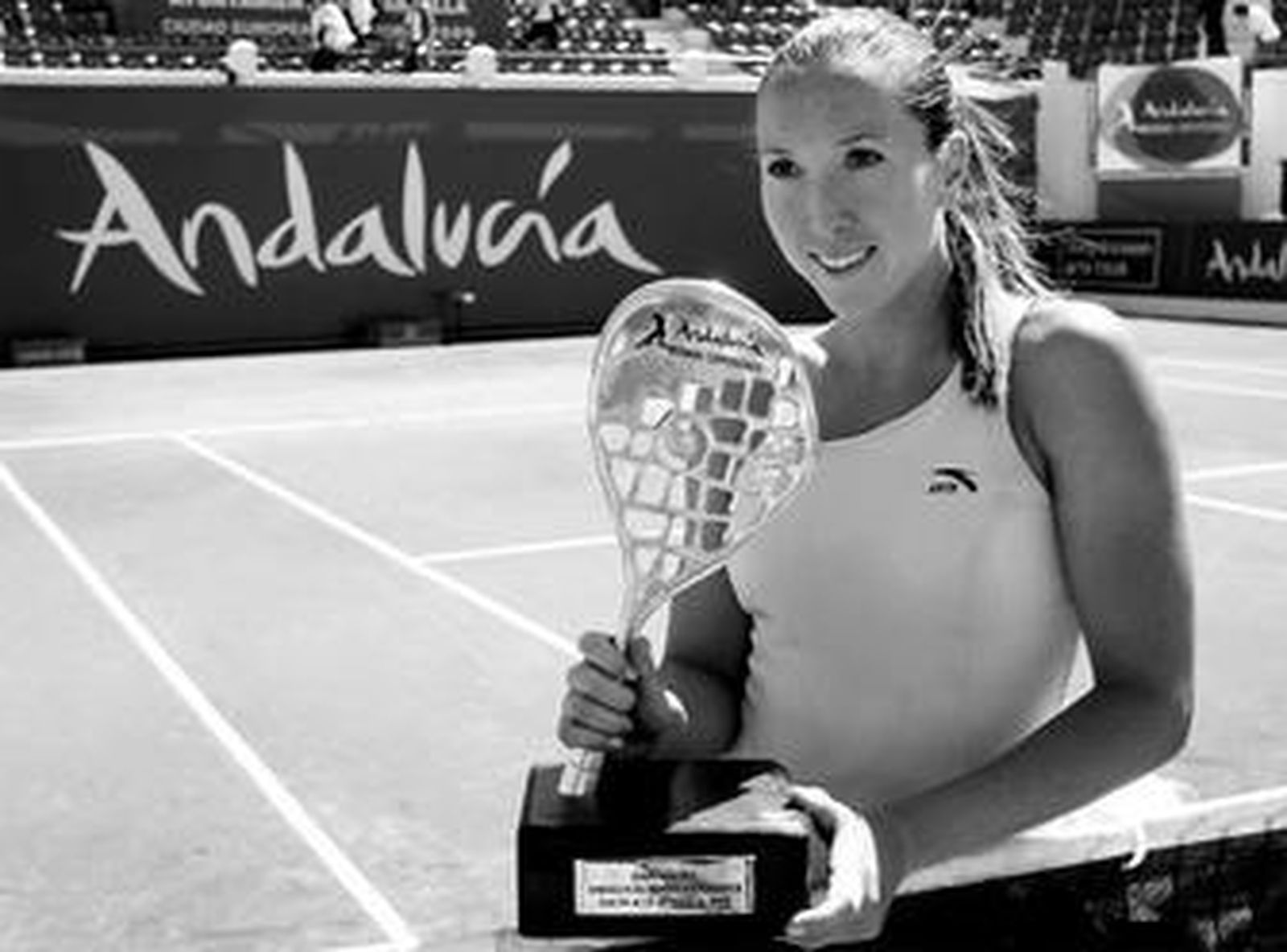 La serbia Jelena Jankovic posa con su trofeo en la pista central del Club Puente Romano de Marbella.