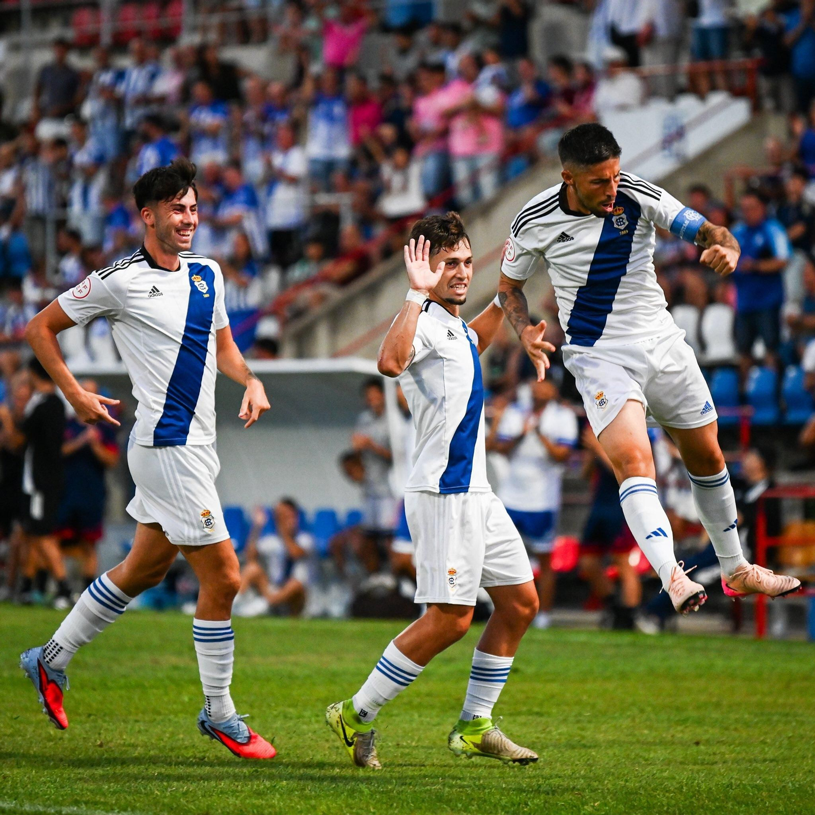 Antonio Domínguez celebra el gol de falta al Betis Deportivo.