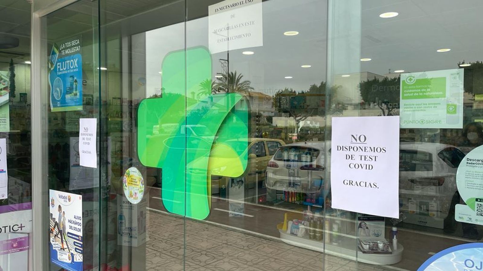 Cartel anunciando la falta de test en una farmacia de Vera.