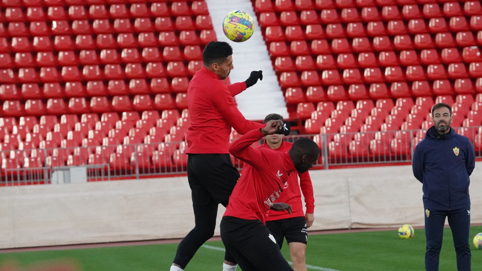 Samu salta sobre Mendes en el entrenamiento del jueves. Ambos apuntan a titulares