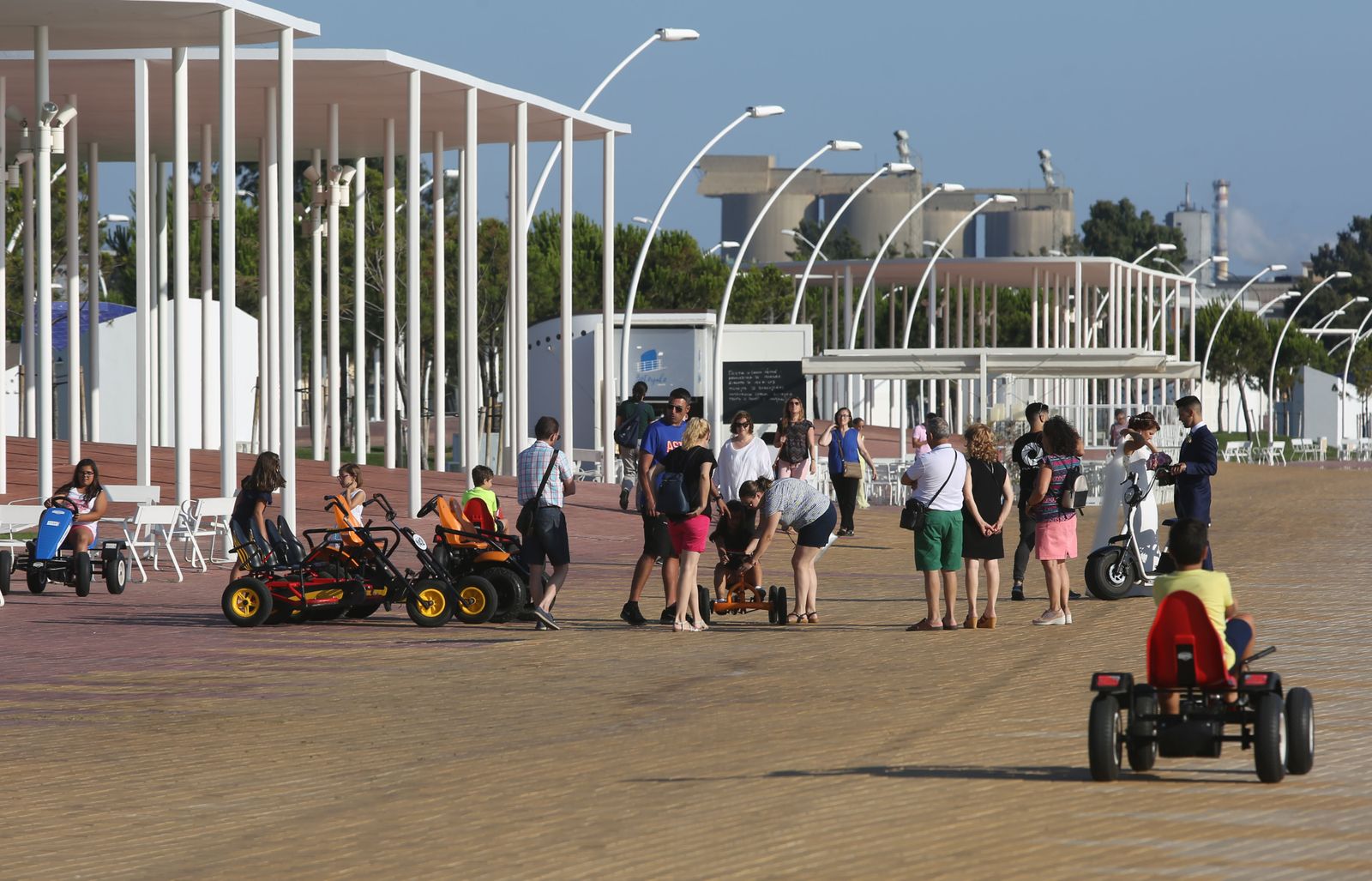 Los más pequeños disfrutan de un recorrido por la ría con los patinetes y vehículos que ofrece la empresa Onubafun.