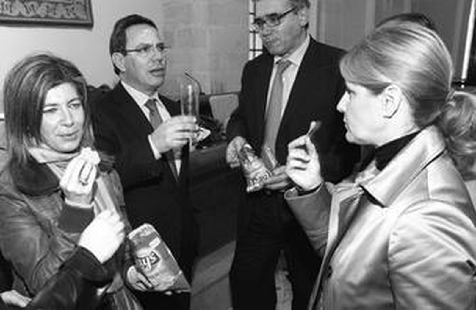 Los concejales toman un aperitivo, ayer durante su protesta en el Ayuntamiento de Jerez.