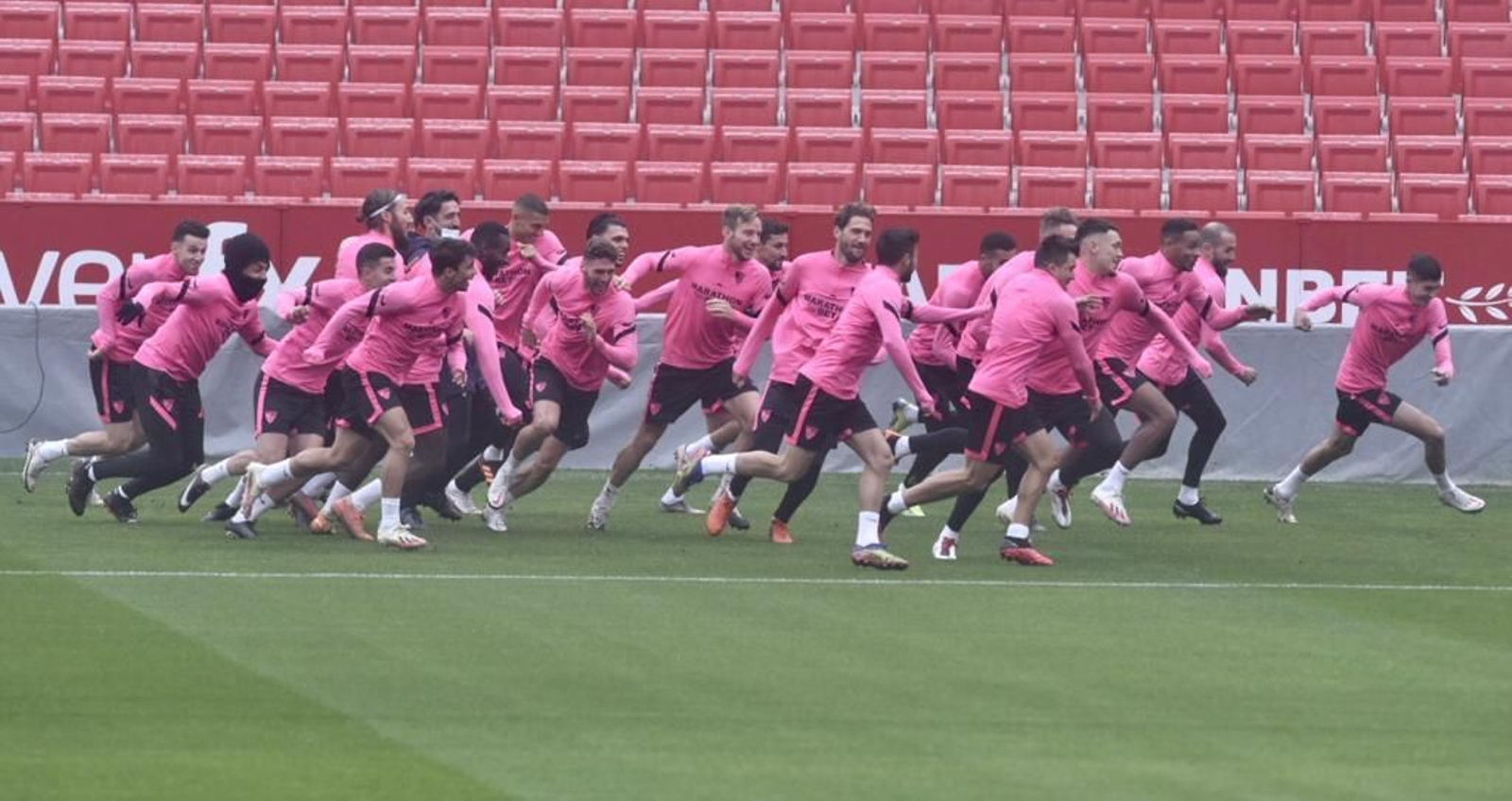 Jesús Navas, entre el grupo de jugadores en el calentamiento en el estadio.