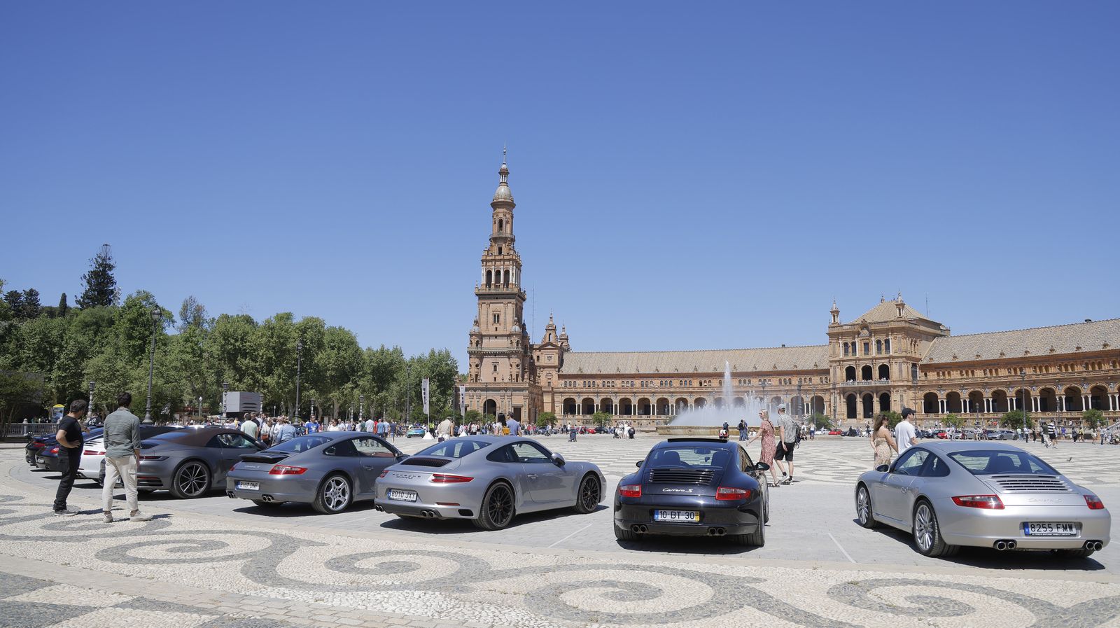 Las imágenes del 60º aniversario  del Porche 911 en la Plaza de España de Sevilla