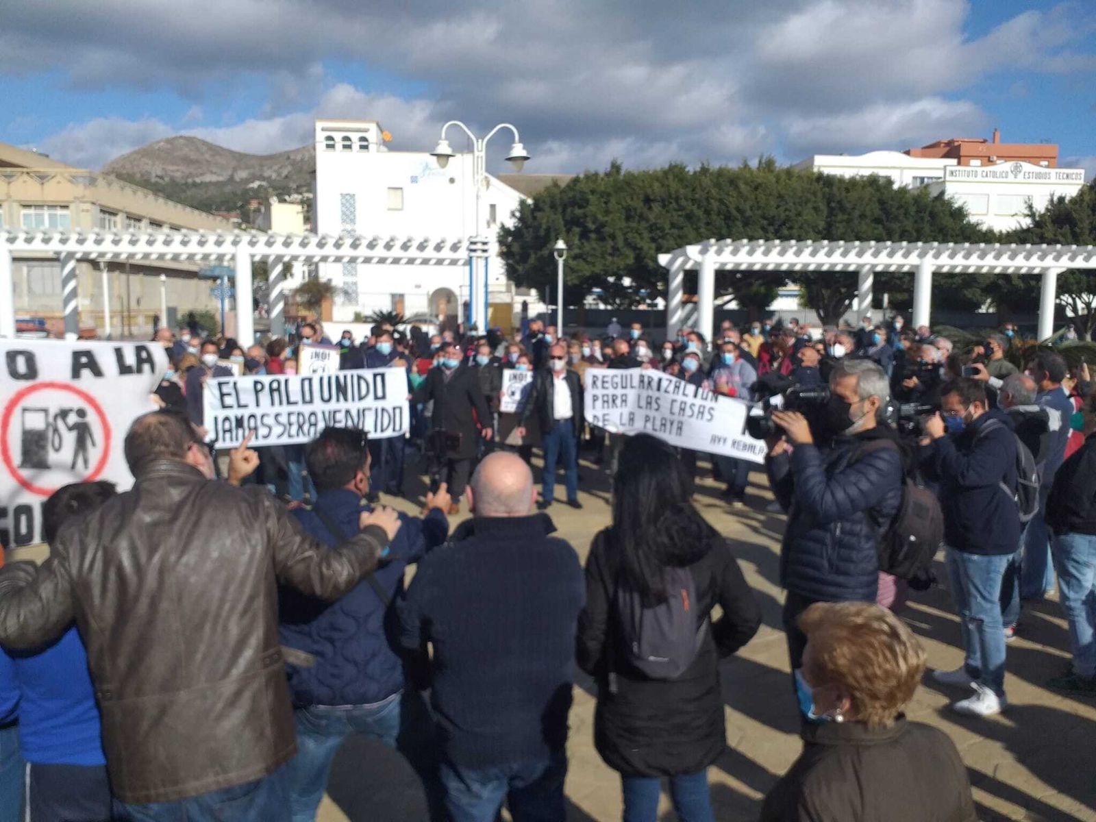 Vecinos de El Palo concentrados este miércoles en la plaza Padre Ciganda.